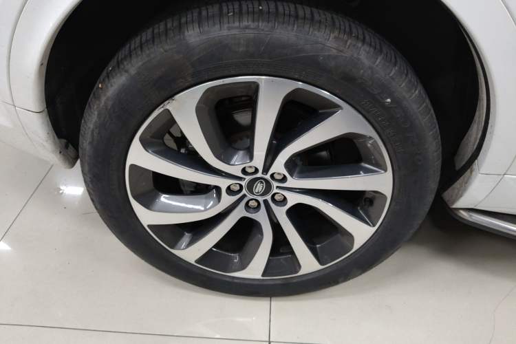 Used Land Rover Discovery Sport New Energy 2022 Facelifted P300e Plug-in Hybrid Electric Version Exterior 8