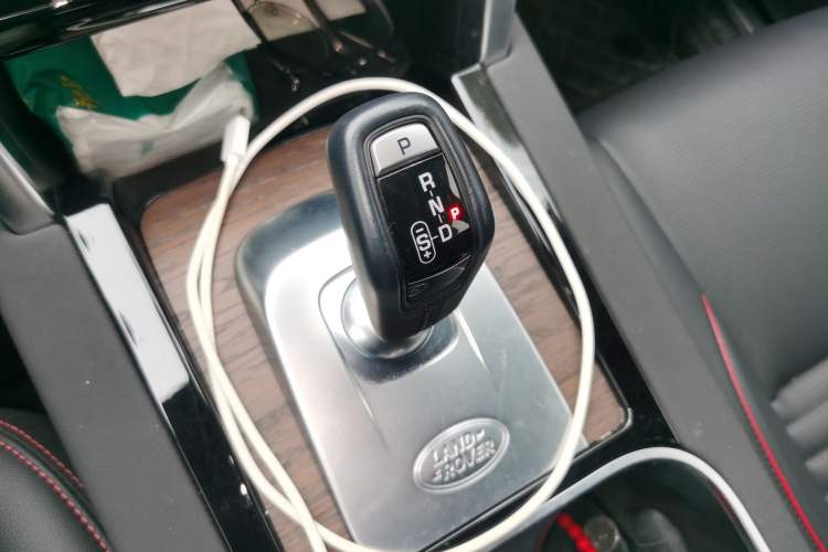 Used Land Rover Discovery Sport New Energy 2022 P300e Performance Tech Edition Gear Lever