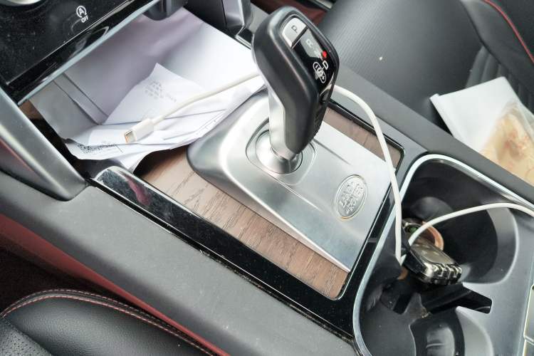 Used Land Rover Discovery Sport New Energy 2022 P300e Performance Tech Edition Gear Lever