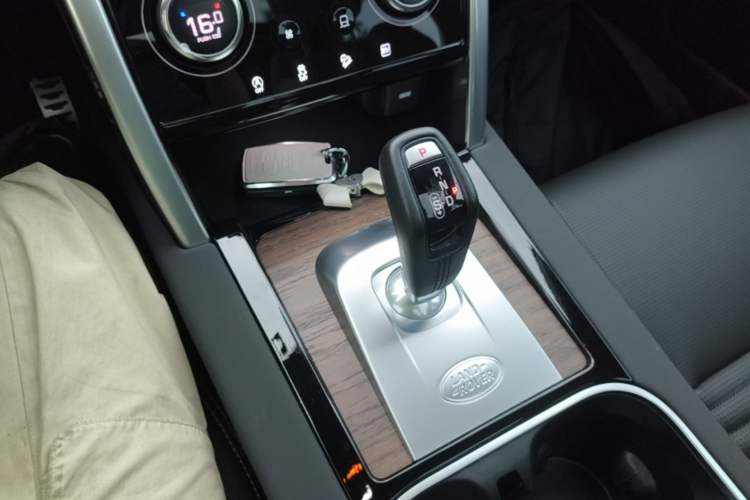 Used Land Rover Discovery Sport New Energy 2022 P300e Performance Tech Edition Gear Lever