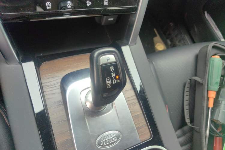 Used Land Rover Discovery Sport New Energy 2022 P300e Performance Tech Edition Gear Lever
