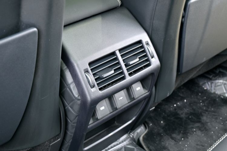 Used Land Rover Discovery Sport New Energy 2022 Facelifted P300e Plug-in Hybrid Electric Version Interior 10