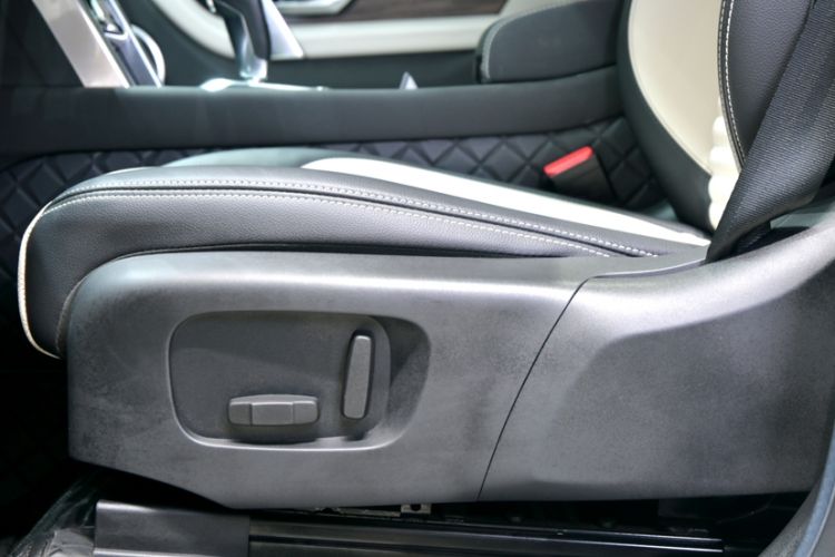 Used Land Rover Discovery Sport New Energy 2022 Facelifted P300e Plug-in Hybrid Electric Version Interior 8