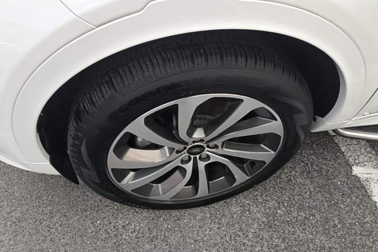 Used Land Rover Discovery Sport New Energy 2022 P300e Performance Tech Edition Left Front Wheel Hub