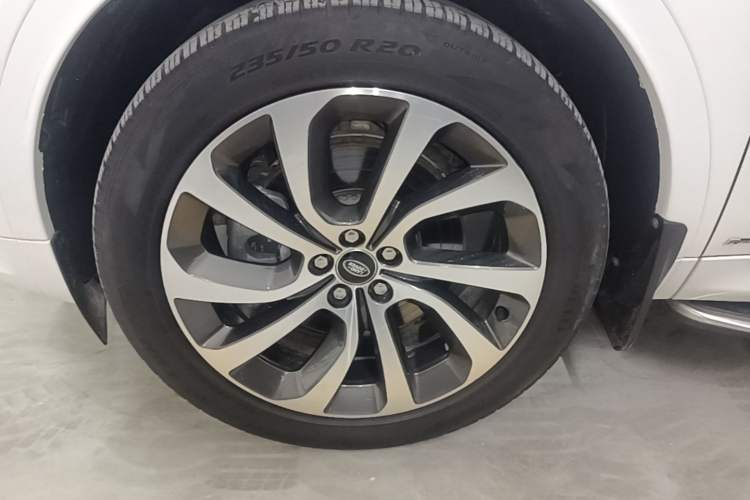 Used Land Rover Discovery Sport New Energy 2022 P300e Performance Tech Edition Left Front Wheel Hub