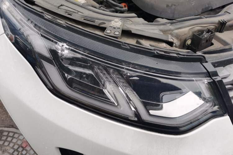 Used Land Rover Discovery Sport New Energy 2022 P300e Performance Tech Edition Right Front Headlight