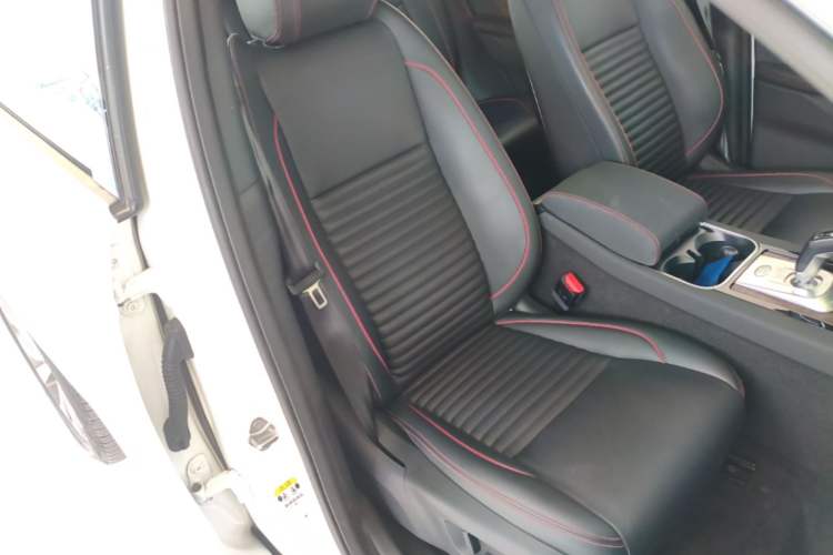 Used Land Rover Discovery Sport New Energy 2022 Facelifted P300e Plug-in Hybrid Electric Version Right Front Seat