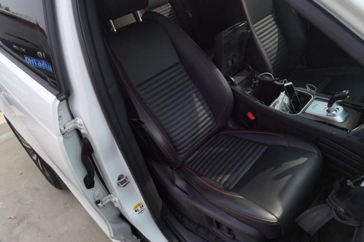 Used Land Rover Discovery Sport New Energy 2022 P300e Performance Tech Edition Right Front Seat
