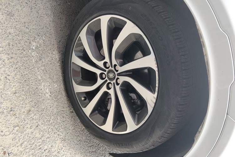 Used Land Rover Discovery Sport New Energy 2022 Facelifted P300e Plug-in Hybrid Electric Version Right Front Wheel Hub