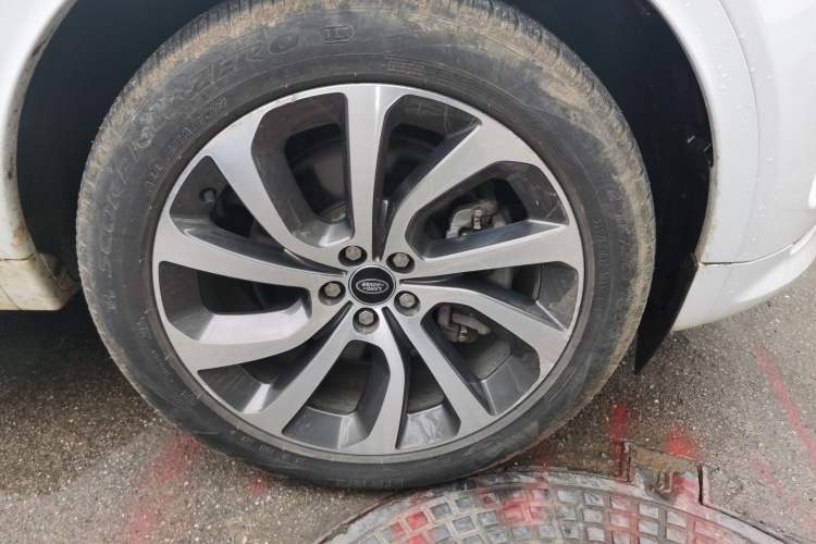 Used Land Rover Discovery Sport New Energy 2022 P300e Performance Tech Edition Right Front Wheel Hub