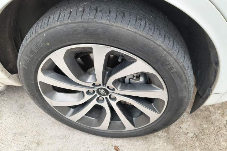 Used Land Rover Discovery Sport New Energy 2022 P300e Performance Tech Edition Right Front Wheel Hub