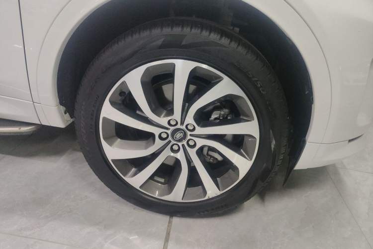 Used Land Rover Discovery Sport New Energy 2022 Facelifted P300e Plug-in Hybrid Electric Version Right Front Wheel Hub