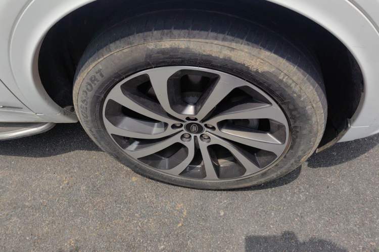 Used Land Rover Discovery Sport New Energy 2022 P300e Performance Tech Edition Right Front Wheel Hub
