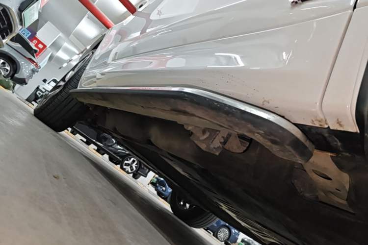 Used Land Rover Discovery Sport New Energy 2022 P300e Performance Tech Edition Right Side Sill