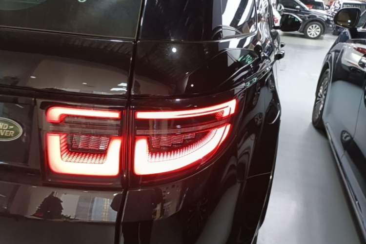 Used Land Rover Discovery Sport New Energy 2023 1.5T P300e Plug-in Hybrid Electric Version Exterior 3