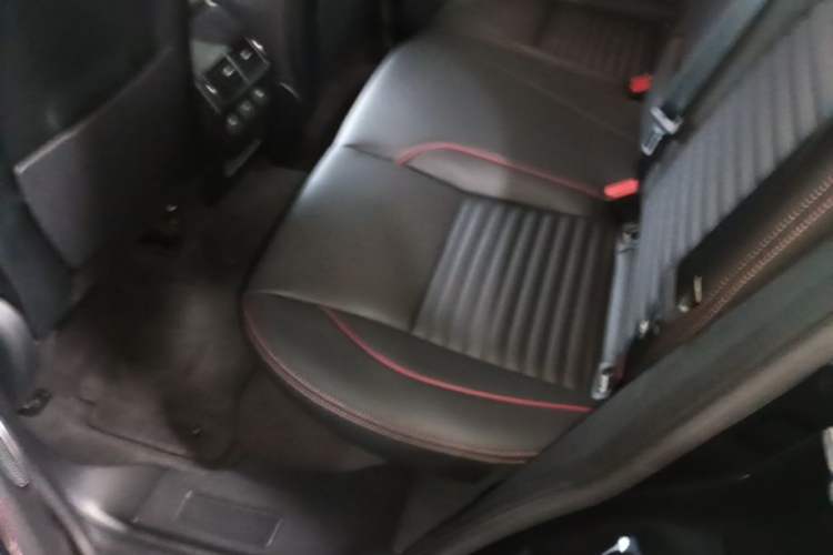 Used Land Rover Discovery Sport New Energy 2023 1.5T P300e Plug-in Hybrid Electric Version Left Rear Seat