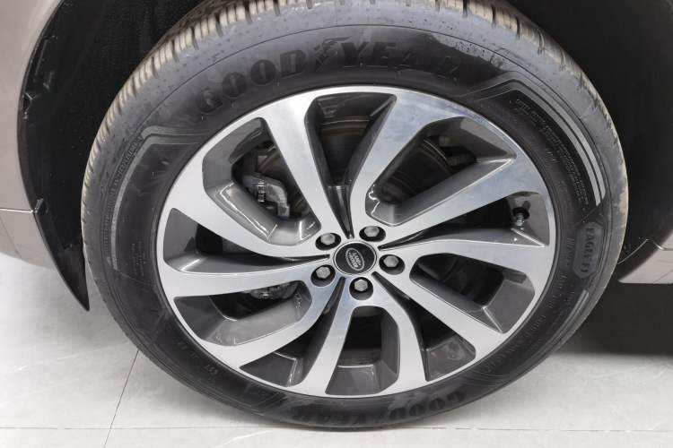 Used Land Rover Discovery Sport New Energy 2023 1.5T P300e Plug-in Hybrid Electric Version Exterior 7