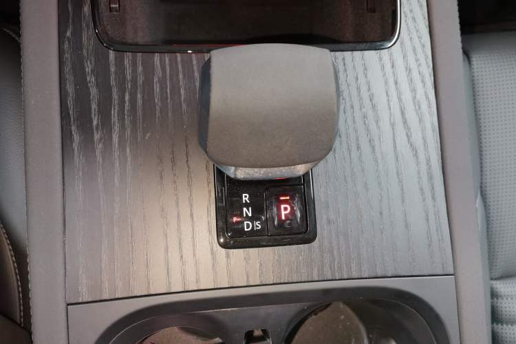 Used Land Rover Discovery Sport New Energy 2023 1.5T P300e Plug-in Hybrid Electric Version Gear Lever