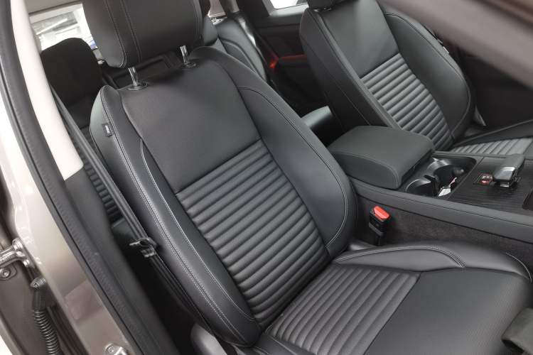 Used Land Rover Discovery Sport New Energy 2023 1.5T P300e Plug-in Hybrid Electric Version Right Front Seat