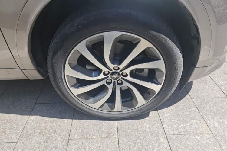 Used Land Rover Discovery Sport New Energy 2023 1.5T P300e Plug-in Hybrid Electric Version Right Front Wheel Hub