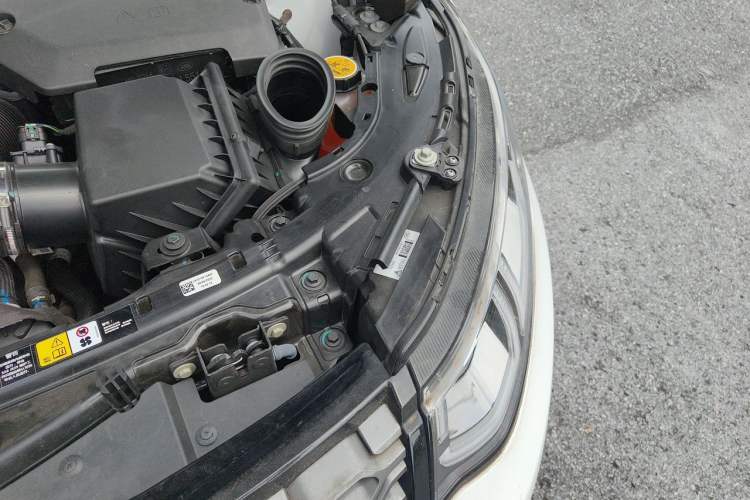 Used Land Rover Discovery Sport New Energy 2023 1.5T P300e Plug-in Hybrid Electric Version Engine Bay Left