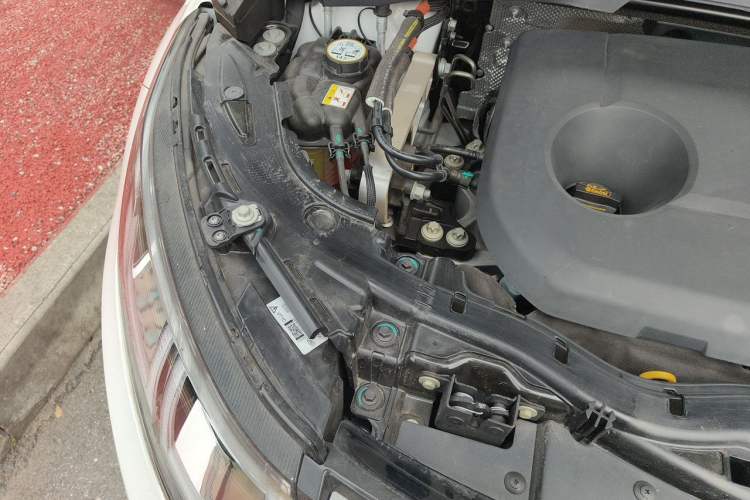 Used Land Rover Discovery Sport New Energy 2023 1.5T P300e Plug-in Hybrid Electric Version Engine Bay Right