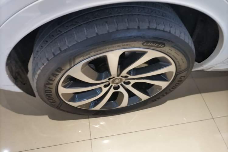 Used Land Rover Discovery Sport New Energy 2023 1.5T P300e Plug-in Hybrid Electric Version Left Front Wheel Hub