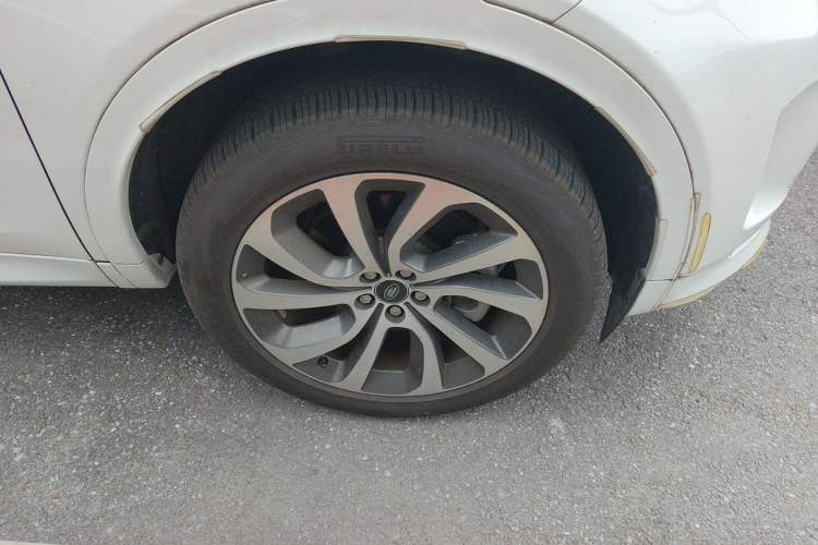 Used Land Rover Discovery Sport New Energy 2023 1.5T P300e Plug-in Hybrid Electric Version Right Front Wheel Hub