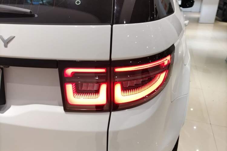 Used Land Rover Discovery Sport New Energy 2023 1.5T P300e Plug-in Hybrid Electric Version Right Rear Taillight