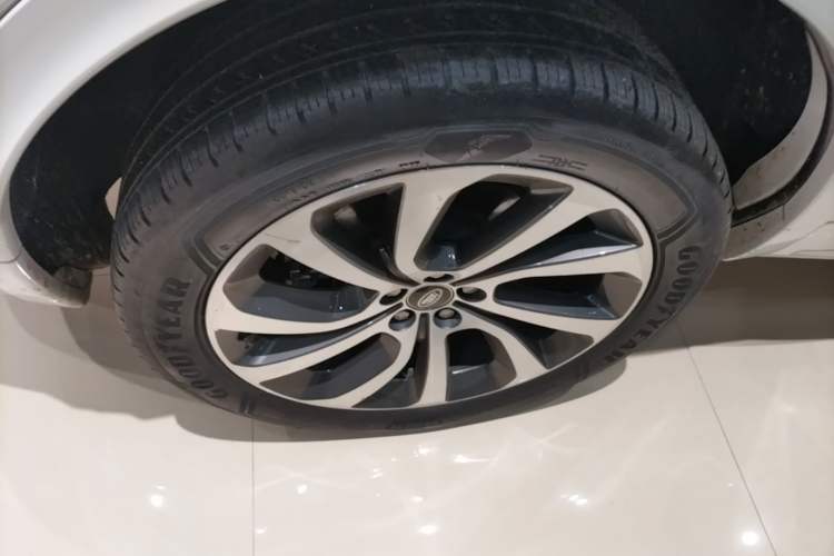 Used Land Rover Discovery Sport New Energy 2023 1.5T P300e Plug-in Hybrid Electric Version Right Rear Wheel Hub
