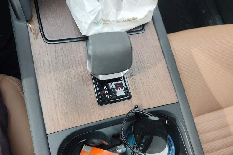 Used Land Rover Discovery Sport New Energy 2024 1.5T P300e Plug-in Hybrid Electric Version Gear Lever