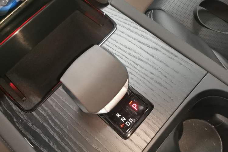 Used Land Rover Discovery Sport New Energy 2024 1.5T P300e Plug-in Hybrid Electric Version Gear Lever