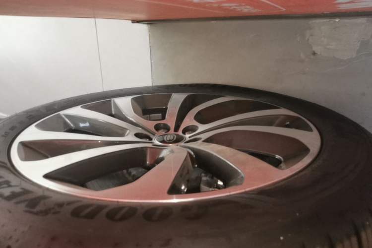 Used Land Rover Discovery Sport New Energy 2024 1.5T P300e Plug-in Hybrid Electric Version Left Front Wheel Hub