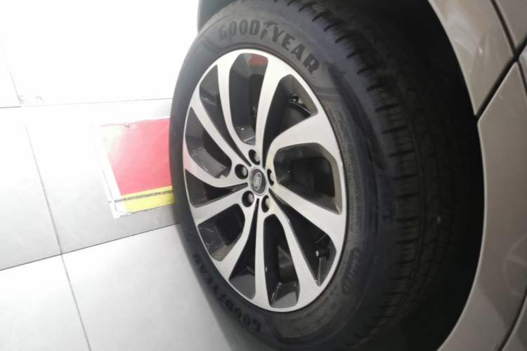 Used Land Rover Discovery Sport New Energy 2024 1.5T P300e Plug-in Hybrid Electric Version Right Rear Wheel Hub