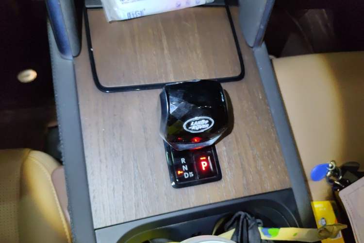 Used Land Rover Discovery Sport New Energy 2024 1.5T P300e Plug-in Hybrid Electric Version Gear Lever