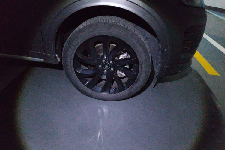 Used Land Rover Discovery Sport New Energy 2024 1.5T P300e Plug-in Hybrid Electric Version Right Front Wheel Hub