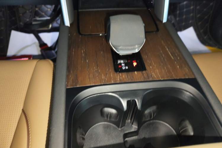 Used Land Rover Discovery Sport New Energy 2024 1.5T P300e Plug-in Hybrid Electric Version Gear Lever
