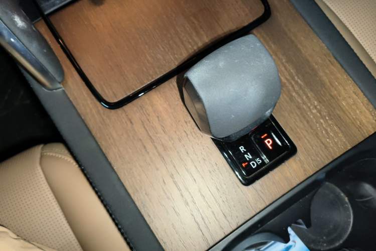 Used Land Rover Discovery Sport New Energy 2024 1.5T P300e Plug-in Hybrid Electric Version Gear Lever