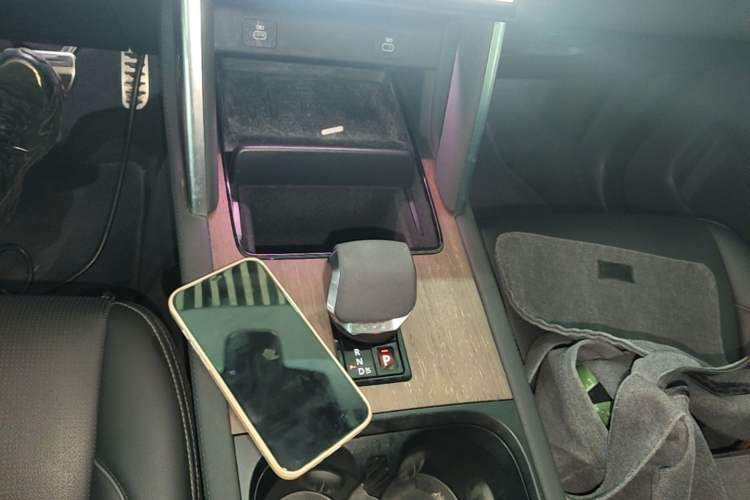 Used Land Rover Discovery Sport New Energy 2024 1.5T P300e Plug-in Hybrid Electric Version Gear Lever