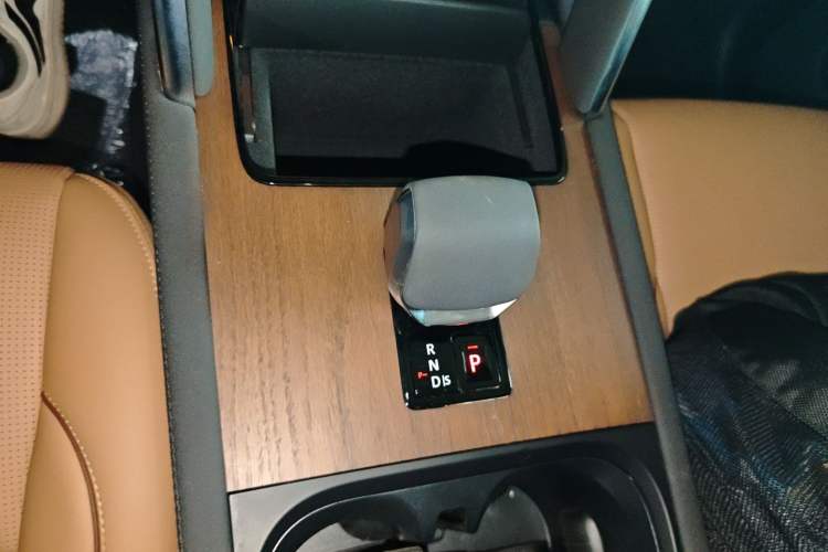 Used Land Rover Discovery Sport New Energy 2024 1.5T P300e Plug-in Hybrid Electric Version Gear Lever