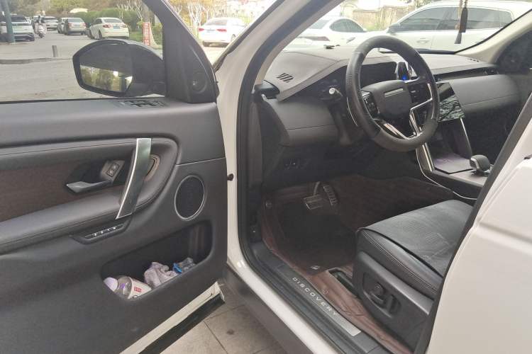 Used Land Rover Discovery Sport New Energy 2024 1.5T P300e Plug-in Hybrid Electric Version Interior 3