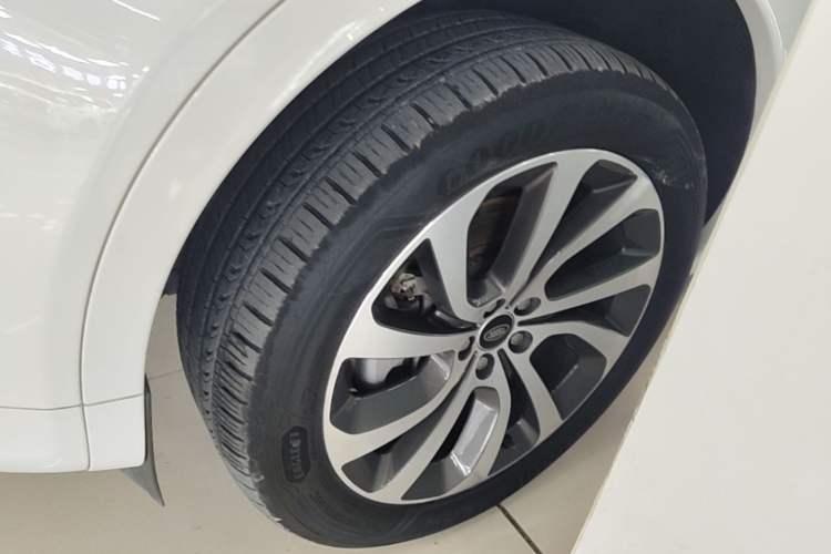 Used Land Rover Discovery Sport New Energy 2024 1.5T P300e Plug-in Hybrid Electric Version Left Front Wheel Hub