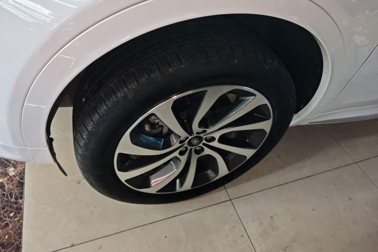 Used Land Rover Discovery Sport New Energy 2024 1.5T P300e Plug-in Hybrid Electric Version Left Front Wheel Hub