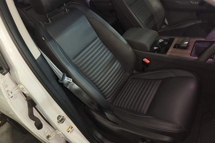 Used Land Rover Discovery Sport New Energy 2024 1.5T P300e Plug-in Hybrid Electric Version Right Front Seat