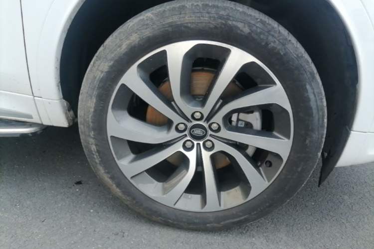 Used Land Rover Discovery Sport New Energy 2024 1.5T P300e Plug-in Hybrid Electric Version Right Front Wheel Hub