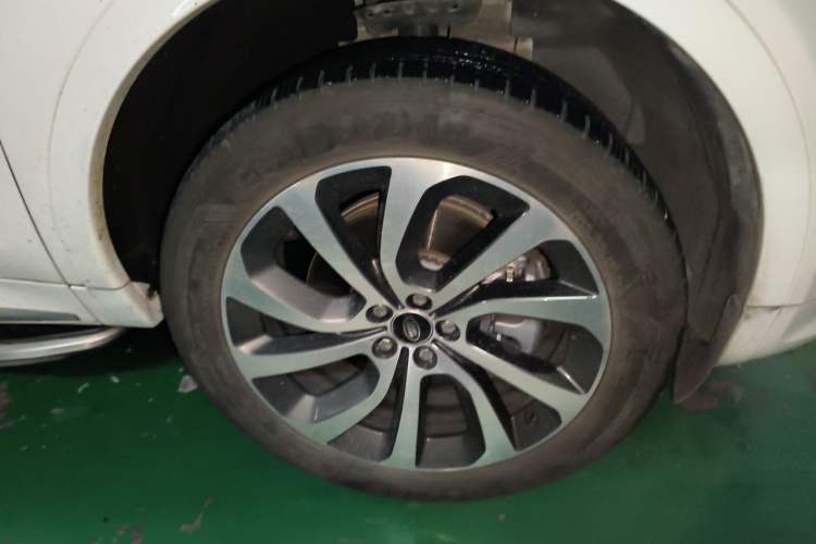 Used Land Rover Discovery Sport New Energy 2024 1.5T P300e Plug-in Hybrid Electric Version Right Front Wheel Hub