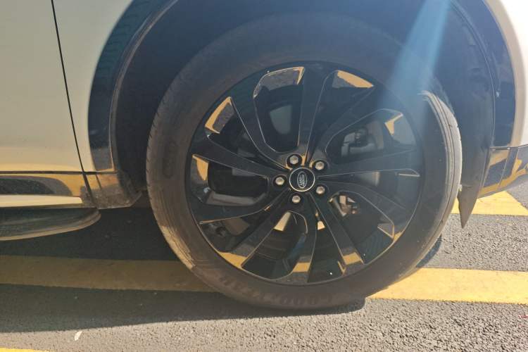 Used Land Rover Discovery Sport New Energy 2024 1.5T P300e Plug-in Hybrid Electric Version Right Front Wheel Hub