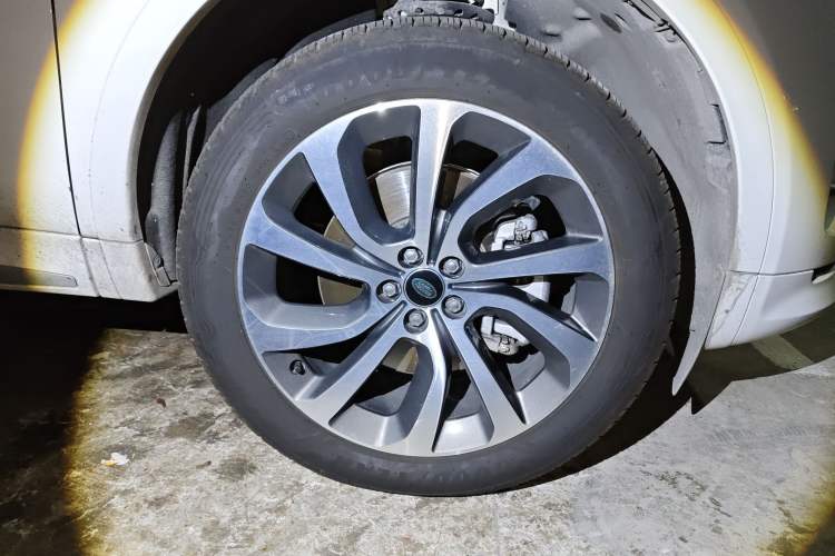 Used Land Rover Discovery Sport New Energy 2024 1.5T P300e Plug-in Hybrid Electric Version Right Front Wheel Hub