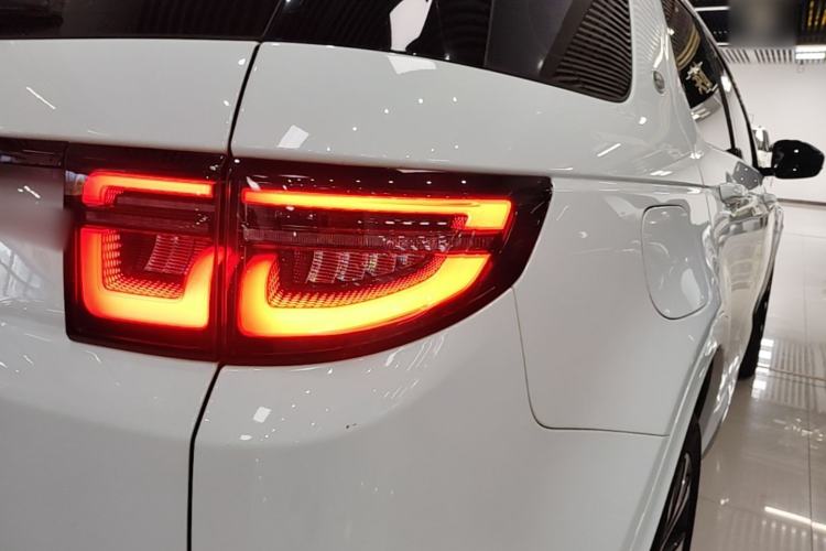 Used Land Rover Discovery Sport New Energy 2024 1.5T P300e Plug-in Hybrid Electric Version Right Rear Taillight
