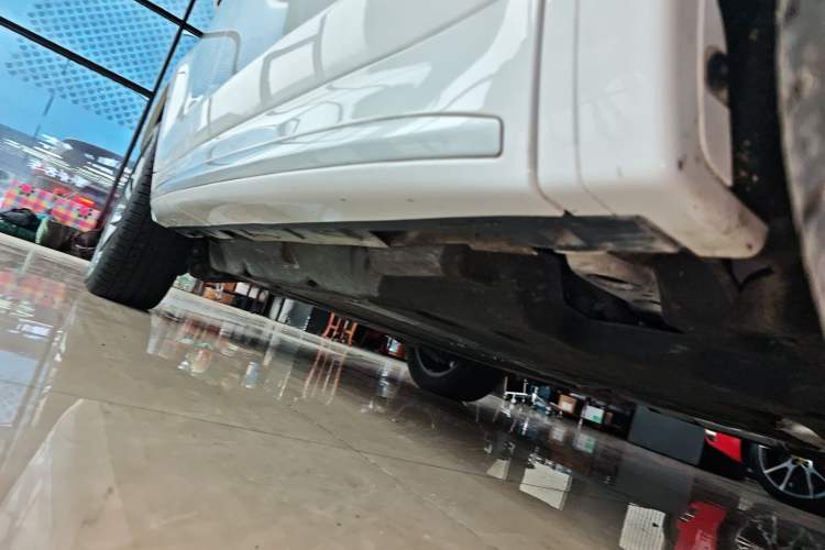 Used Land Rover Discovery Sport New Energy 2024 1.5T P300e Plug-in Hybrid Electric Version Right Side Sill